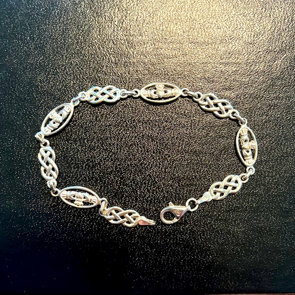 Sterling silver 8 inch claddagh bracelet